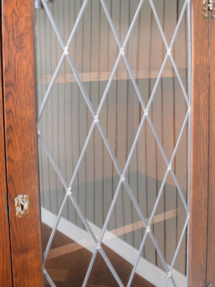 キャビネットの美しいガラス扉