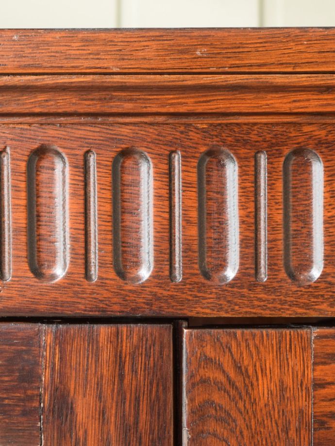 英国アンティーク家具らしい装飾