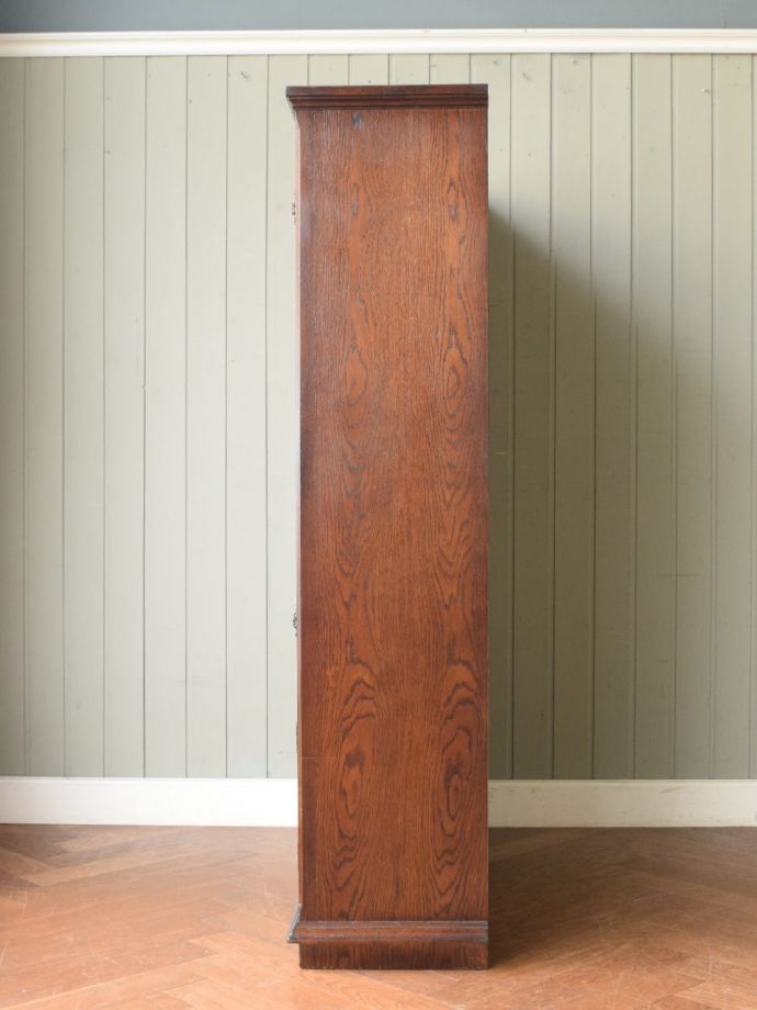 キャビネットの側面