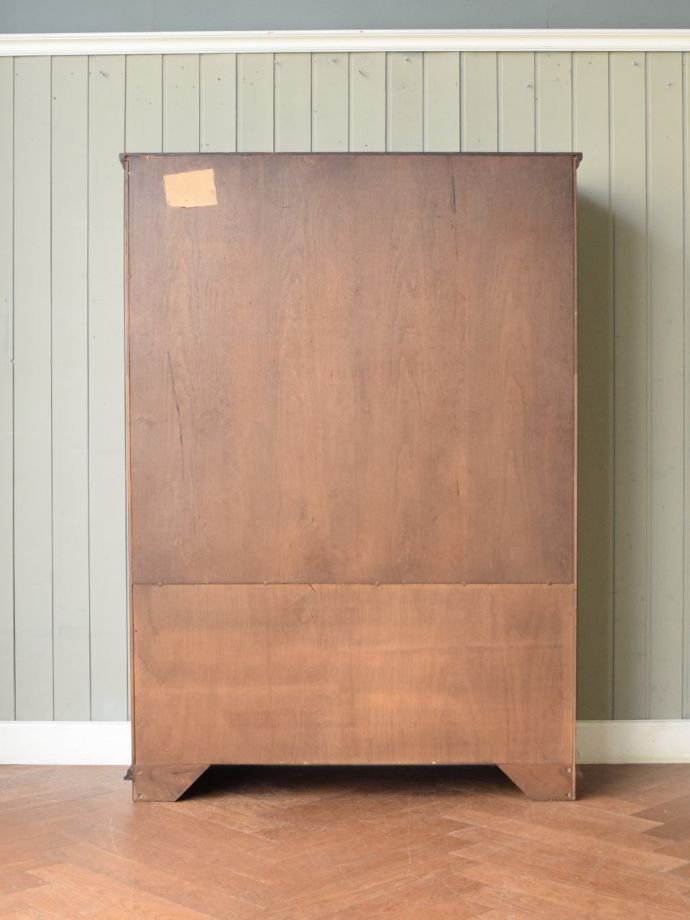 ガラスキャビネットの後ろ姿