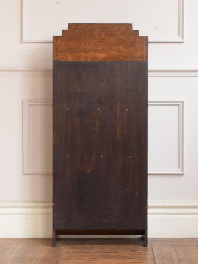 マガジンラックの後ろ姿