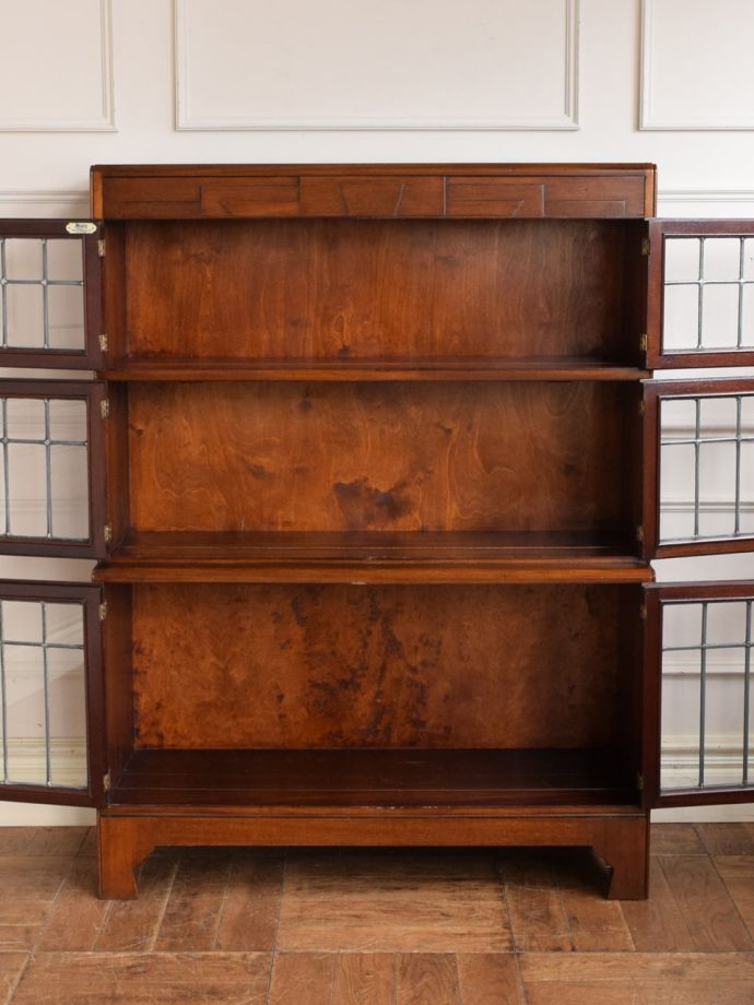 アンティーク本棚の扉の中