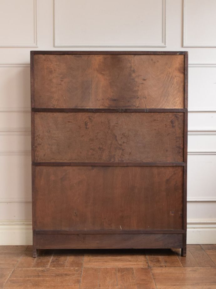 キャビネットの後ろ姿