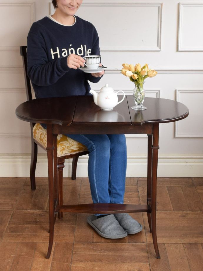 アンティークのオケージョナルテーブル