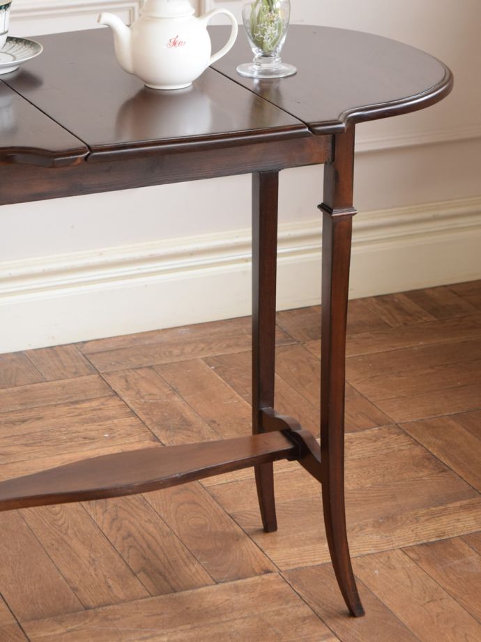 英国のアンティーク家具らしいデザイン