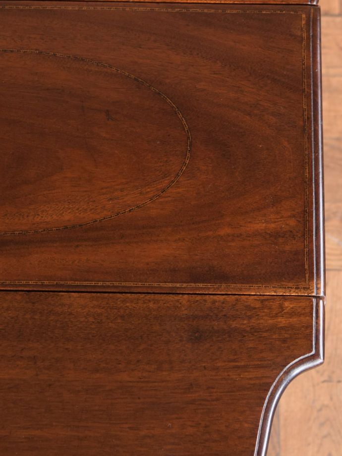 アンティークテーブルらしい木目