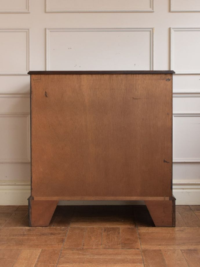 アンティークチェストの後ろ姿