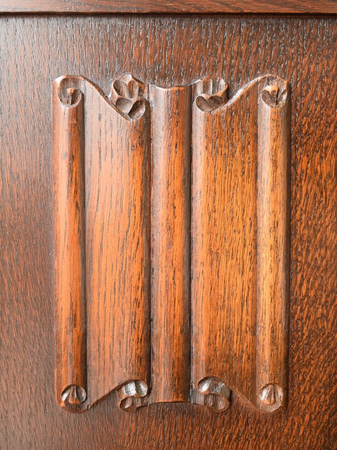 英国アンティーク家具らしい装飾