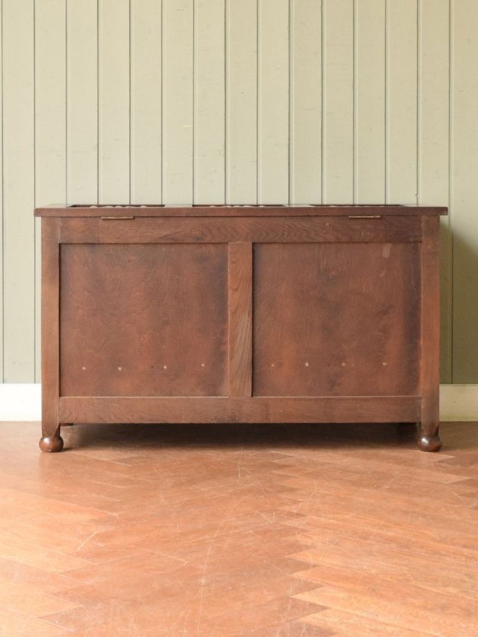 ブランケットボックスの後ろ姿