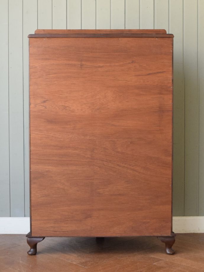 キャビネットの後ろ姿