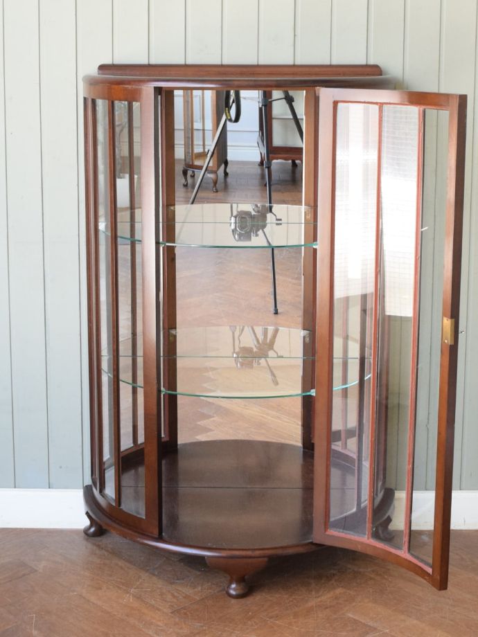 ガラスキャビネットの扉の中