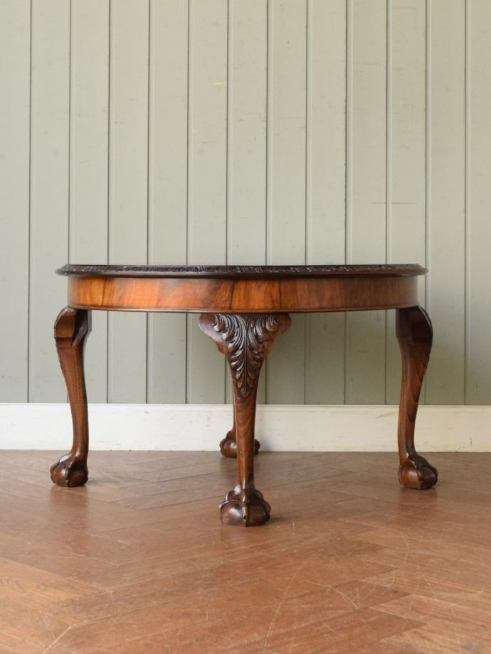 コーヒーテーブルの後ろ姿