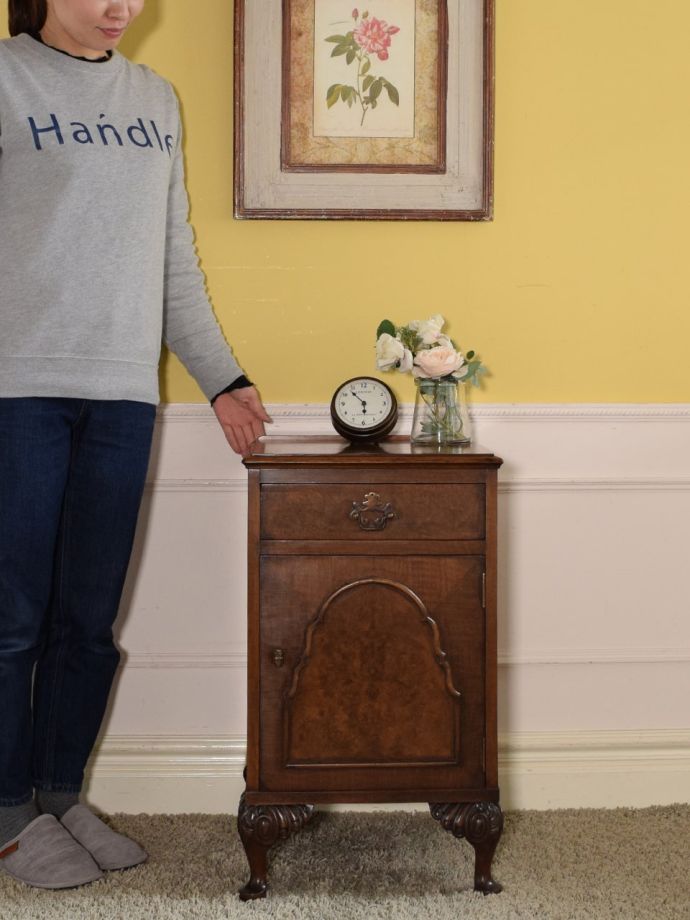 アンティークのサイドキャビネット