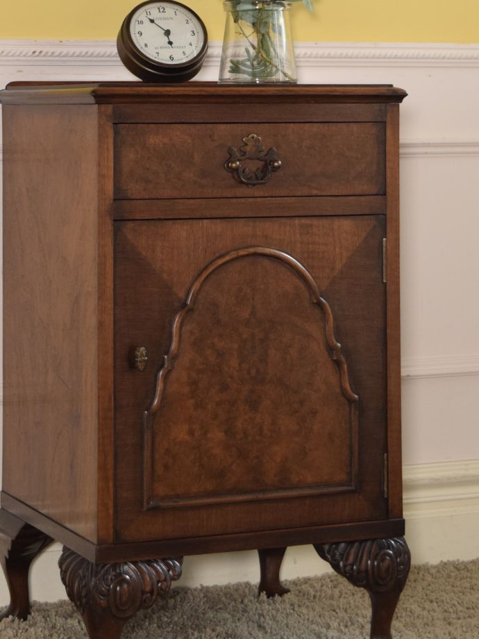 アンティーク家具らしい美しい杢目