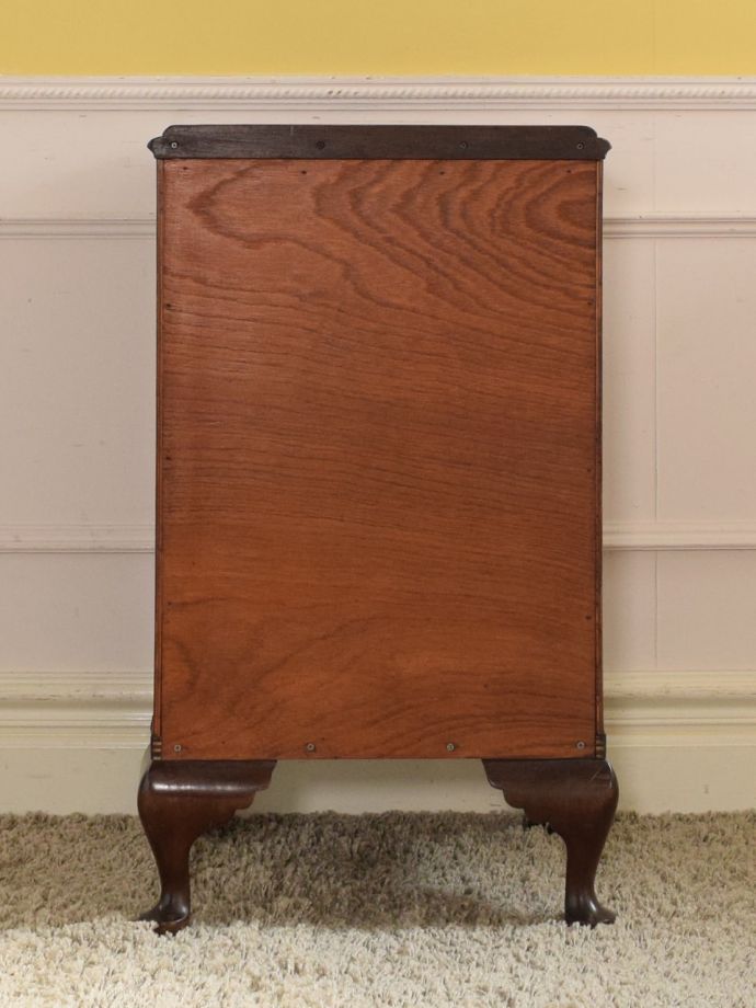 サイドキャビネットの後ろ姿