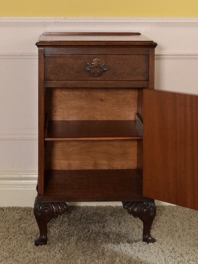 サイドキャビネットの扉の中