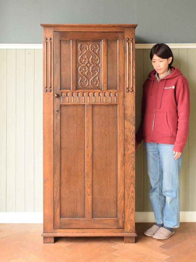 英国アンティークのワードローブ