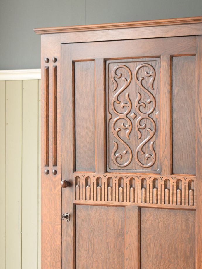 アンティーク家具らしさが漂うワードローブ