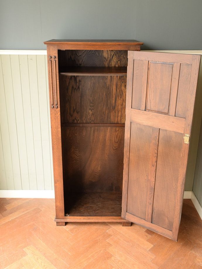 ワードローブの扉の中