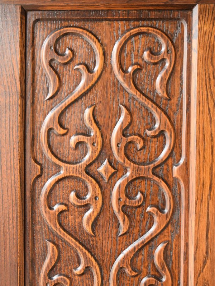 英国アンティーク家具らしい装飾