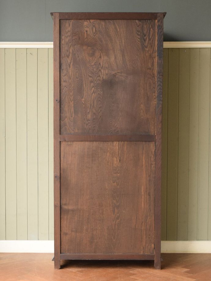 ワードローブの後ろ姿