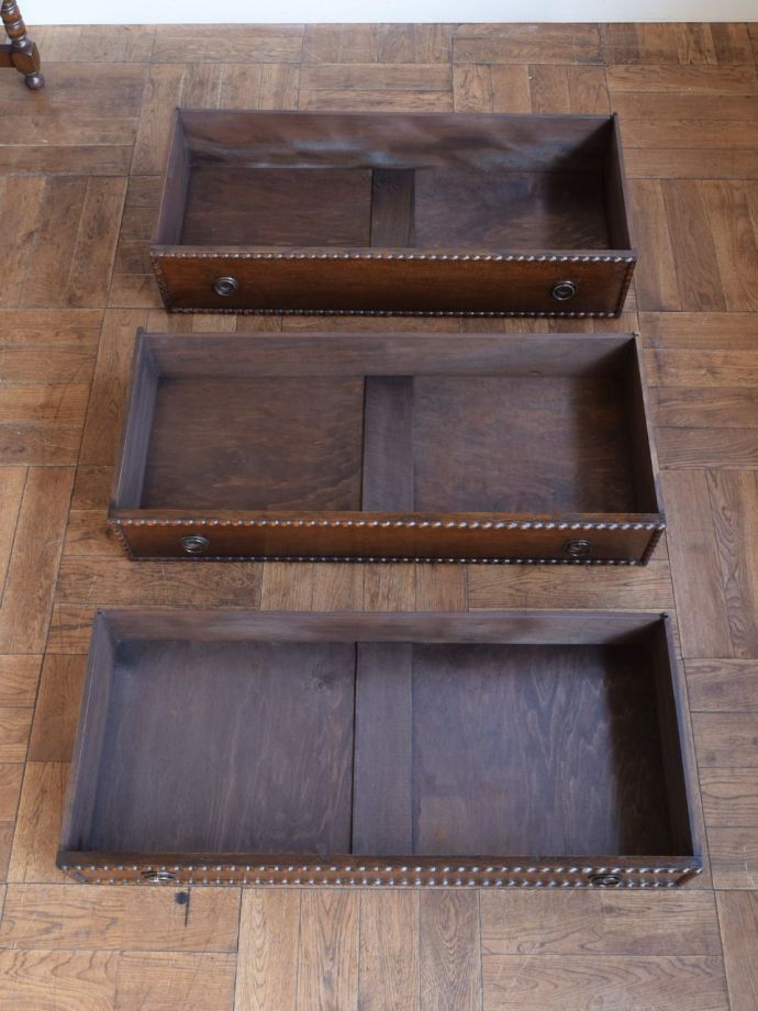 アンティークチェストの引き出しの中