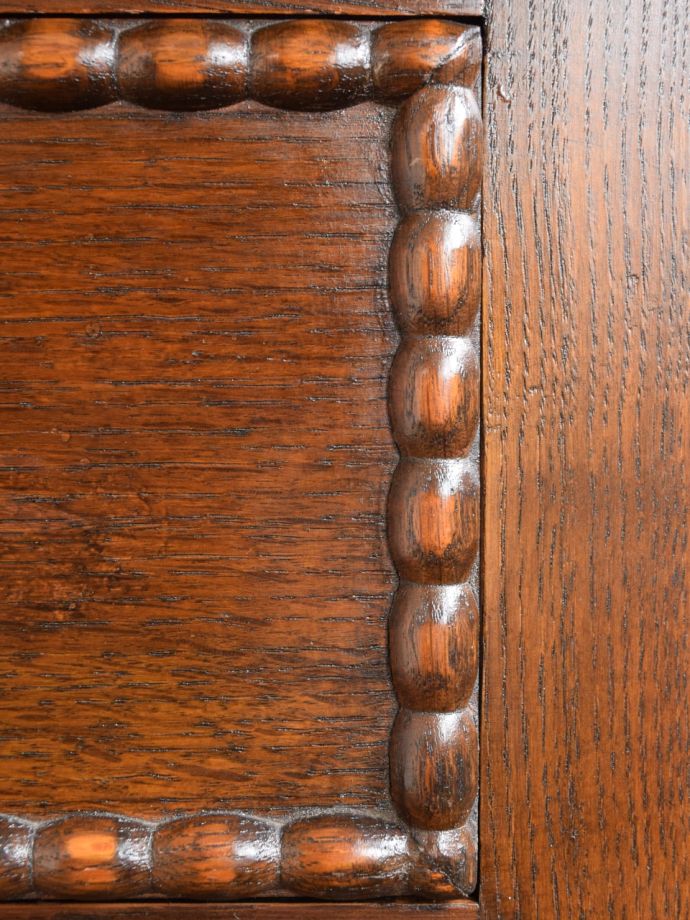 アンティークチェストの彫