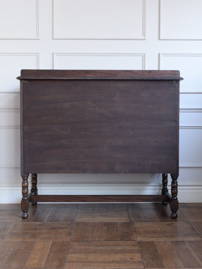 アンティークチェストの後ろ姿