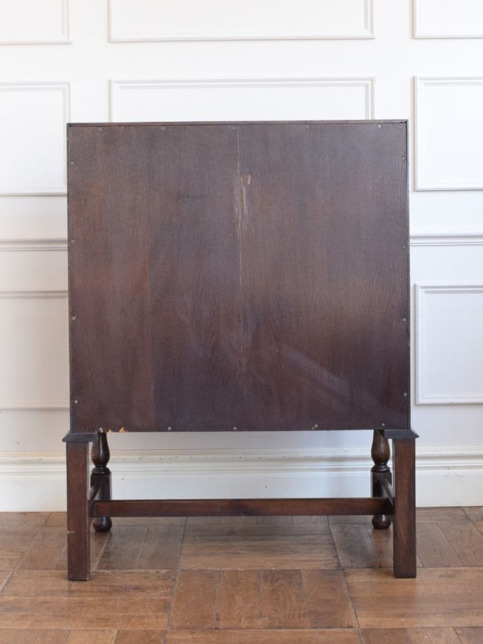 ライティングビューローの後ろ姿