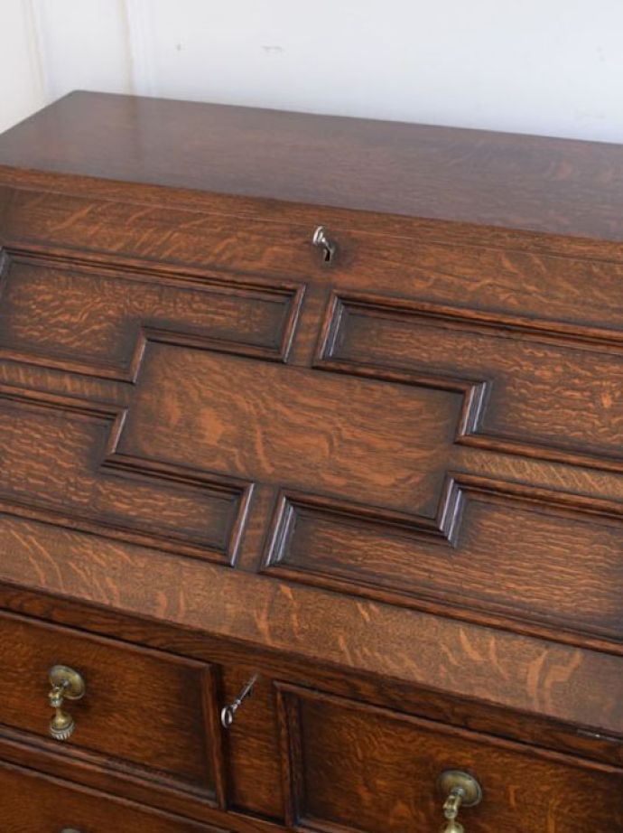 英国アンティーク家具らしい装飾