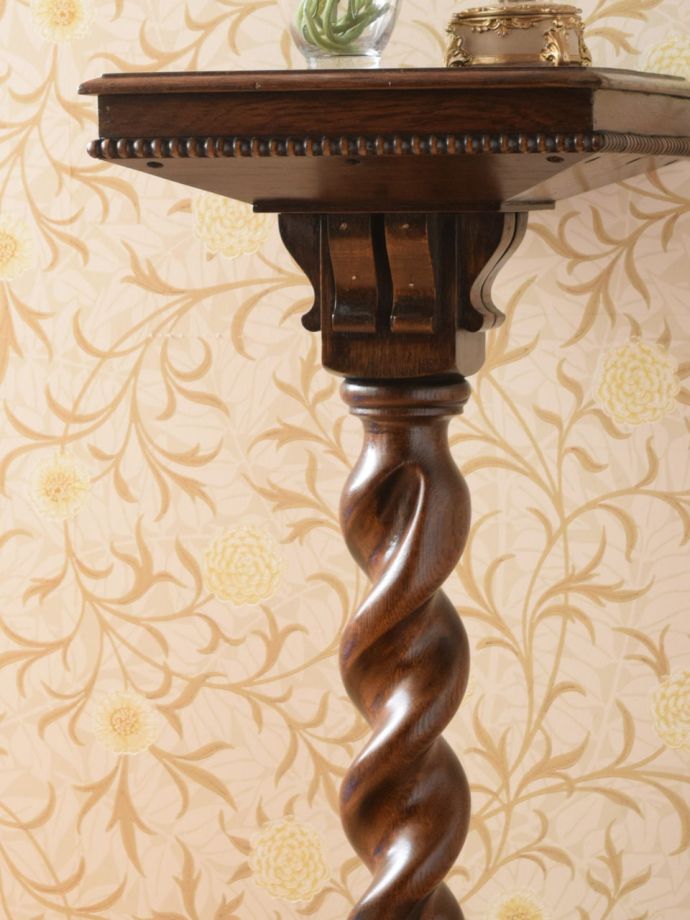 英国のアンティーク家具らしいデザイン