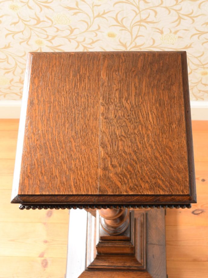 アンティークのプランツスタンドの天板