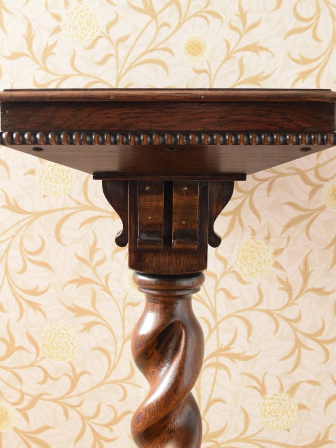 英国アンティーク家具らしい装飾