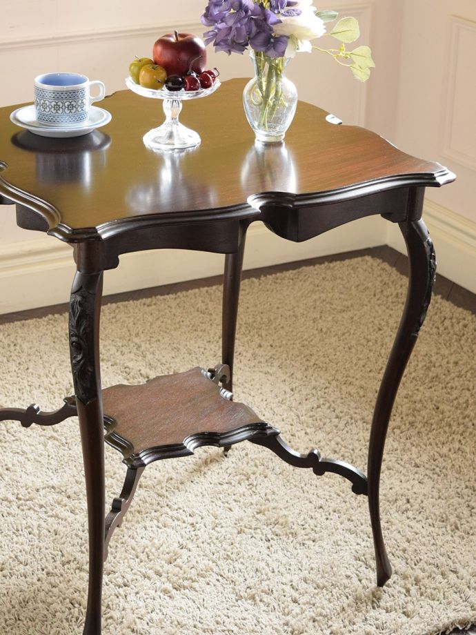 英国のアンティーク家具らしいデザイン