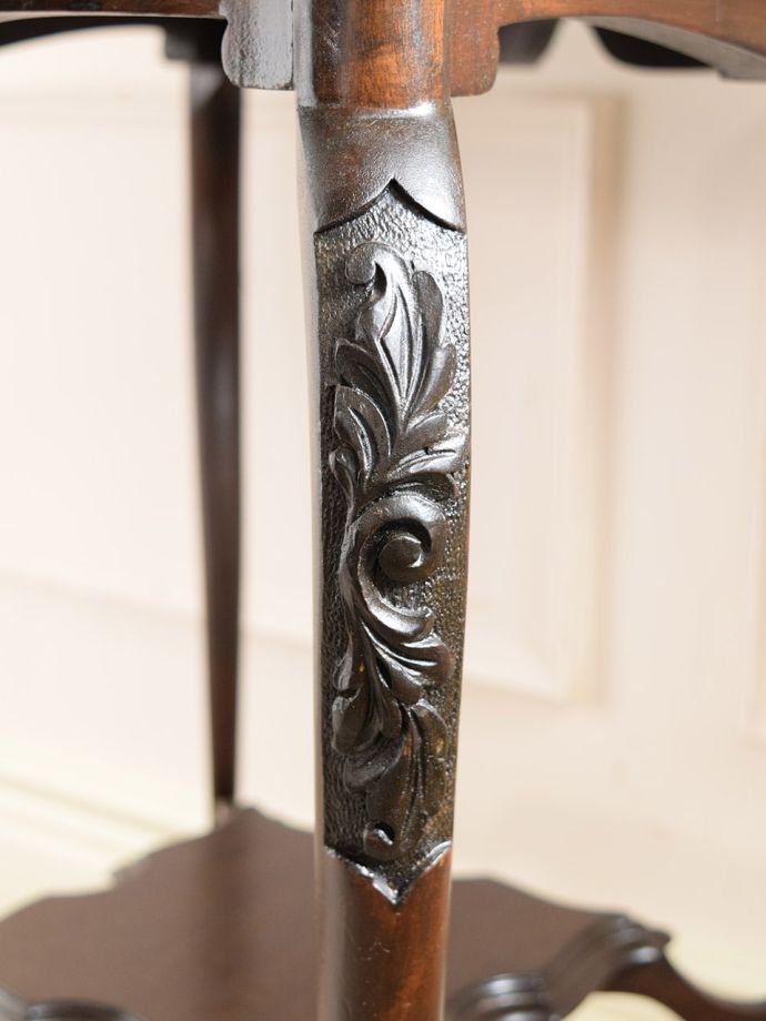 英国アンティーク家具らしい装飾