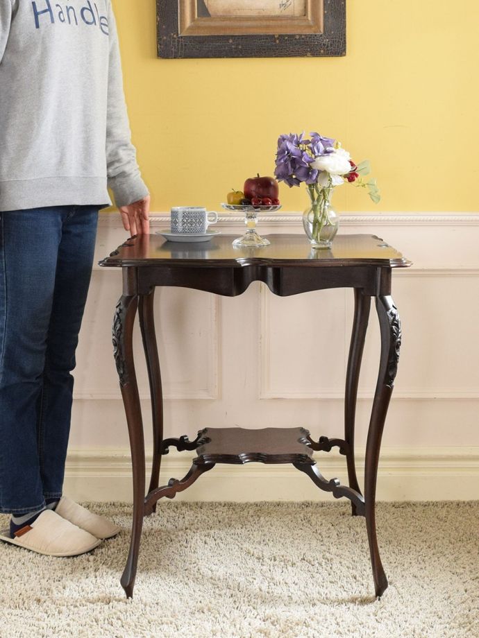 アンティークのサイドテーブル