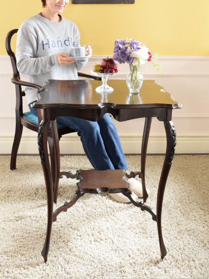 アンティークのオケージョナルテーブル