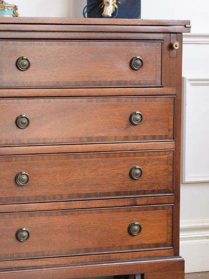 英国のめずらしいアンティーク家具、デスクになる拡張式天板が