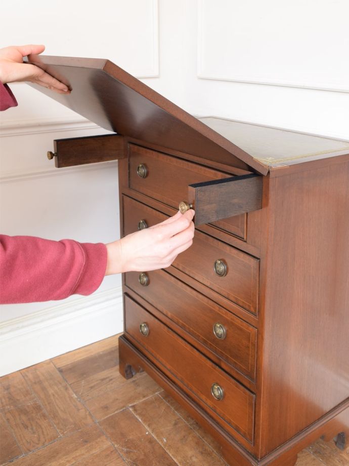 チェストの天板を開くと…