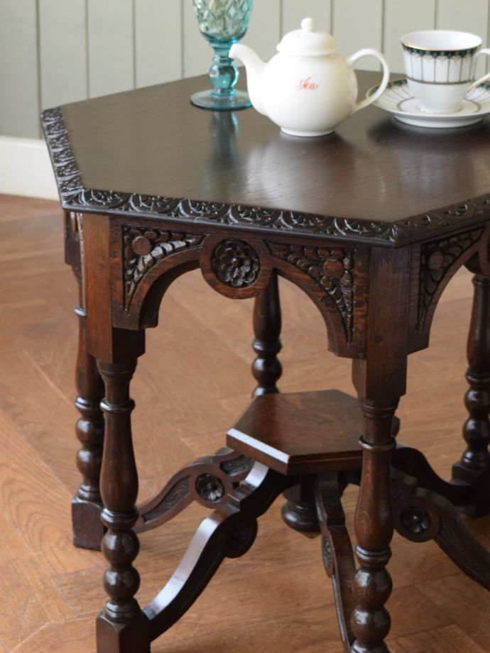 英国のアンティーク家具らしいデザイン