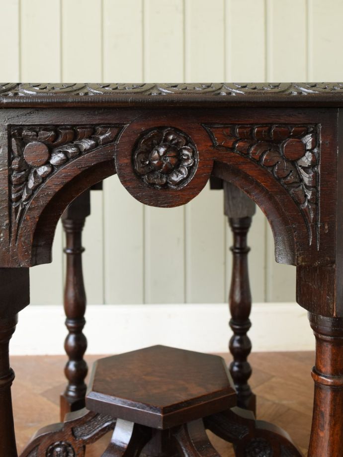 英国アンティーク家具らしい彫