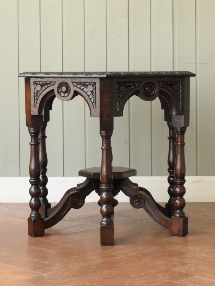 コーヒーテーブルの後ろ姿