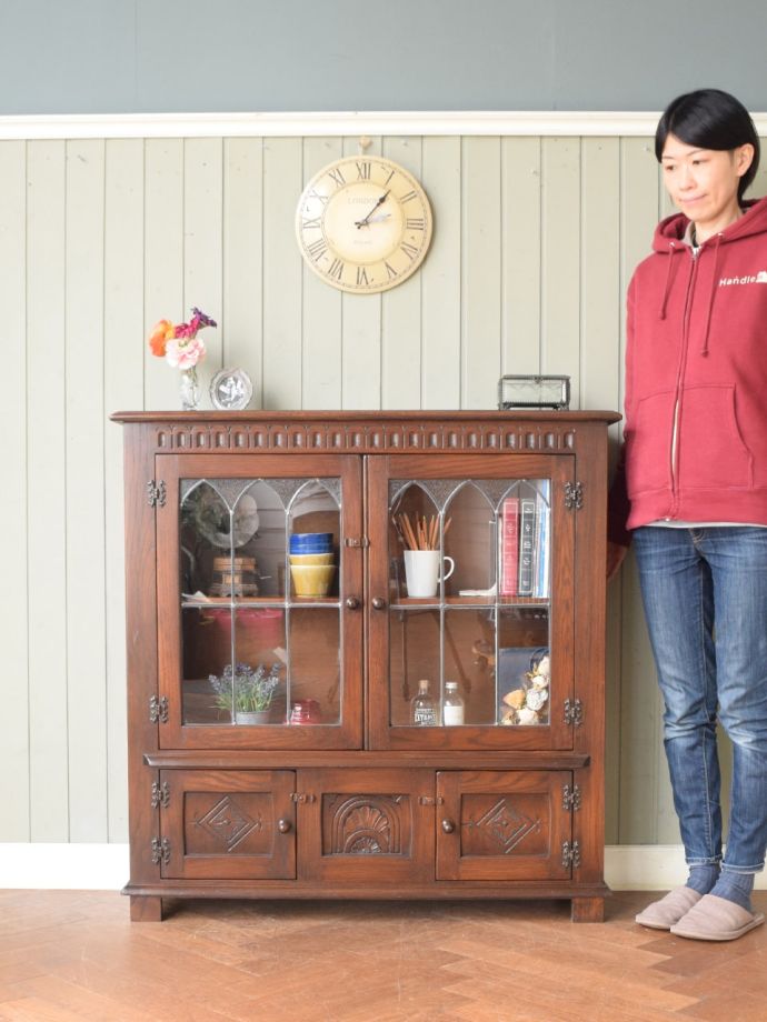 英国アンティークのキャビネット