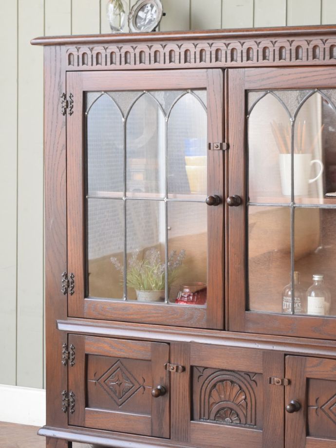 アンティーク家具らしさが漂うキャビネット