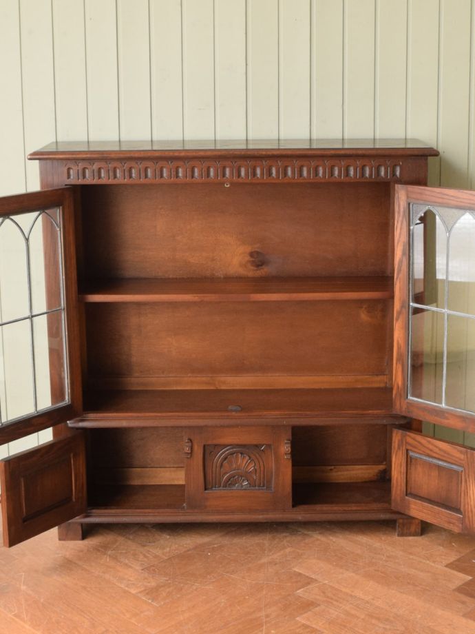 アンティークキャビネット扉の中