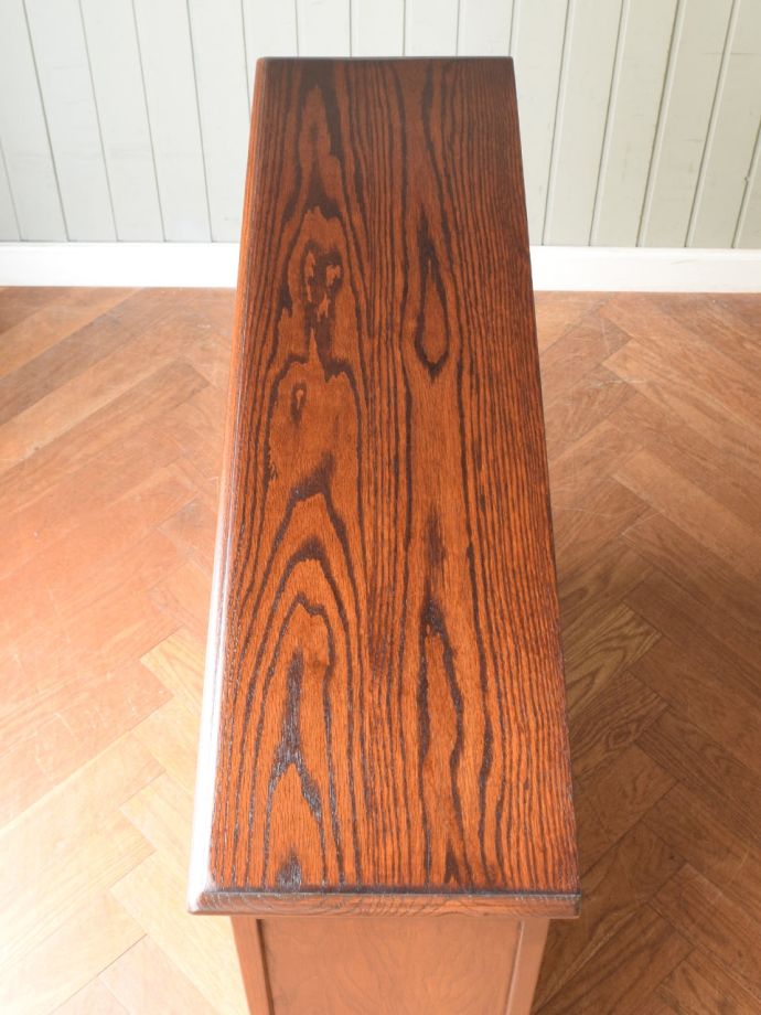 アンティークのキャビネットの天板