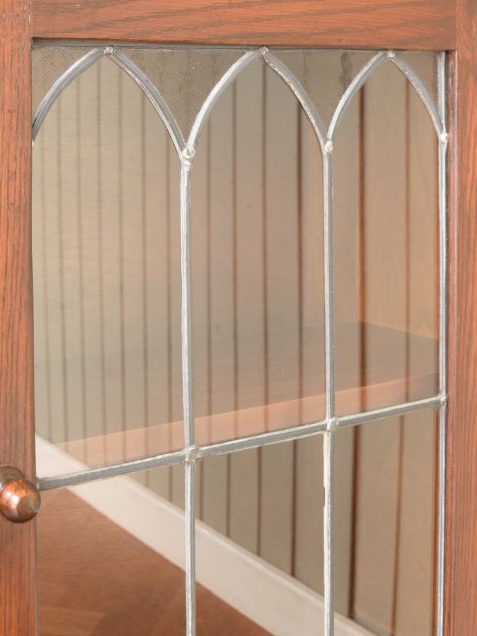 キャビネットの美しいガラス扉