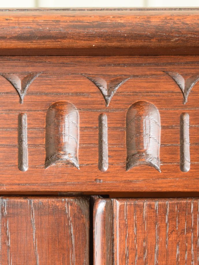 英国アンティーク家具らしい装飾