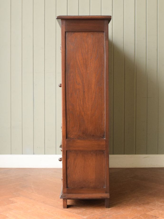 キャビネットの側面