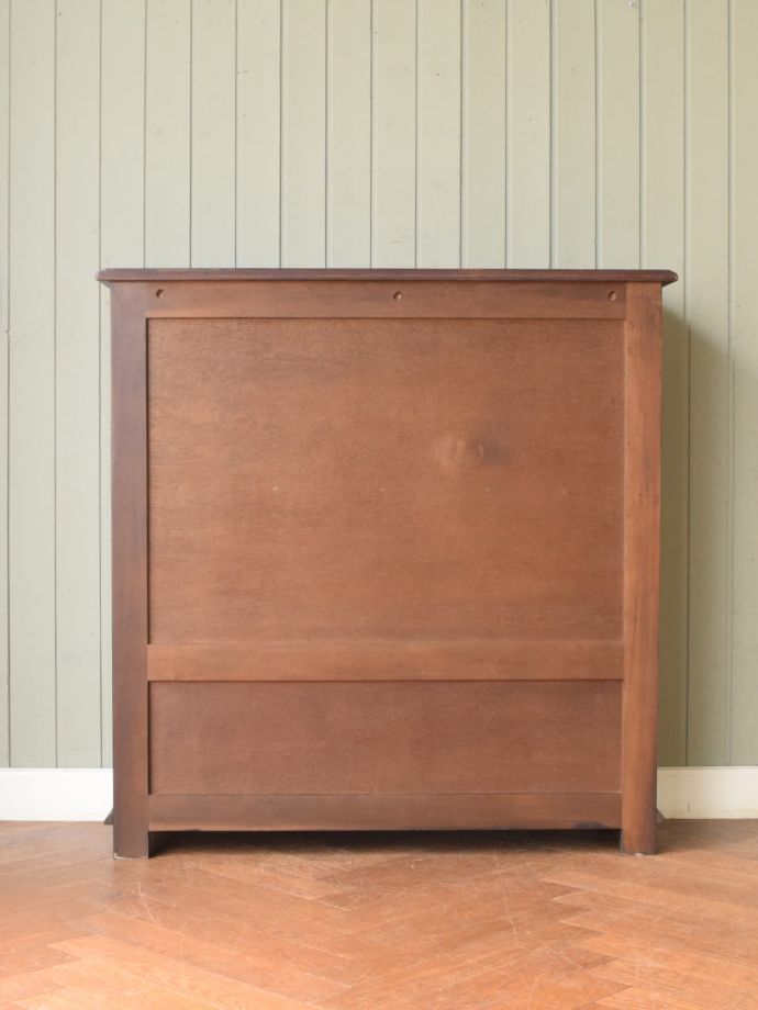 ガラスキャビネットの後ろ姿